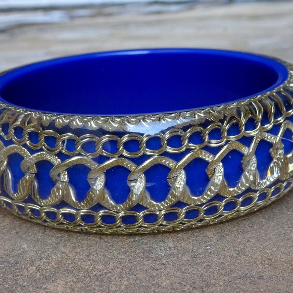 Vintage Retro 80s Lucite Big Blue Resin Bangle Gold Chain Statement Bracelet - Picture 5 of 8